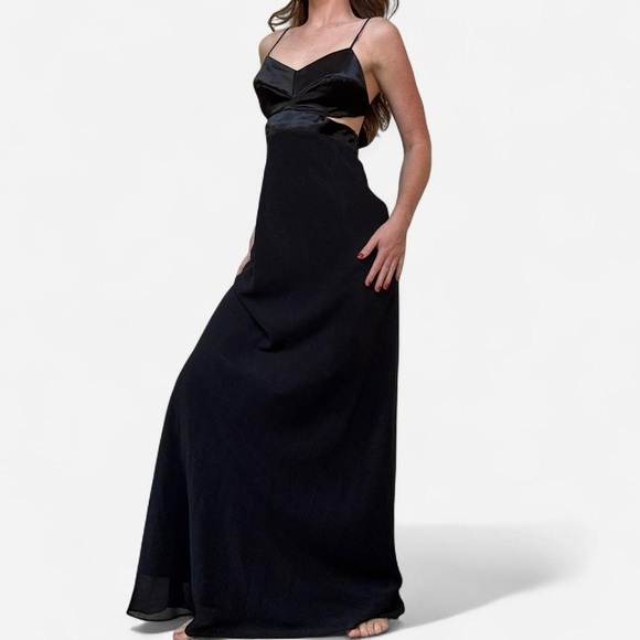 Black 90s gown with cutout and open back - Picture 3 of 7